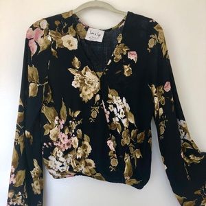 Adorable floral light weight blouse!